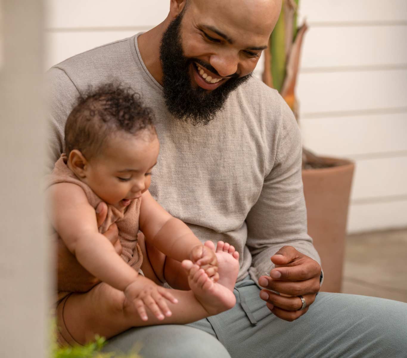 dad and baby healthy diaper